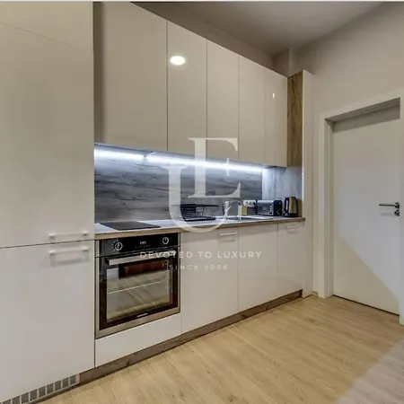 Geneva: A Charming Patio With Private Parking! Sofía