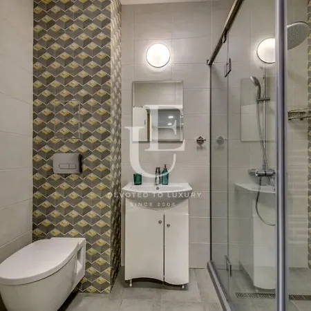 Geneva: A Charming Patio With Private Parking! * Sofía