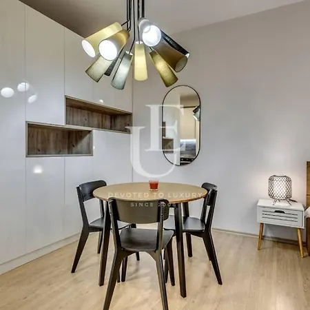 Geneva: A Charming Patio With Private Parking! *