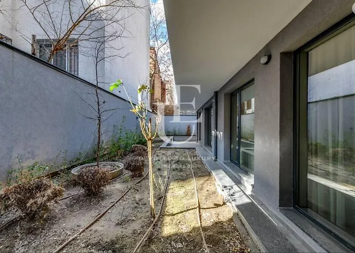 Geneva: A Charming Patio With Private Parking! Daire Sofya