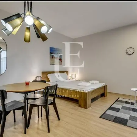 アパート Geneva: A Charming Patio With Private Parking! ソフィア
